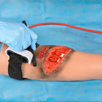 Modelo de brazo con herida de laceración  herida de brazo para  emergencias
